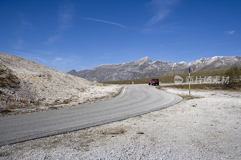 在Campo Imperatore的山路上。